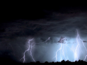 Meteorologové varují před silnými bouřkami, které mohou doprovázet kroupy. Výstraha platí do pátku