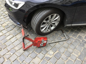 Řidička se ve Slovenské ulici v Olomouci rozjela i s botičkou na autě. Případ řeší policie
