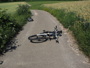 Opilý a hlučný cyklista se snažil ujet policistům. Se dvěma promile v krvi se mu to nepodařilo a havaroval