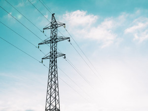 Muž dlužil za elektřinu. Když mu odpojili elektroměr, připojil se do sítě na černo