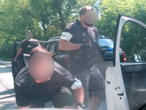 VIDEO: Zásahovka se samopaly v Olomouci odchytila dealera drog přímo v autě. Podívejte se na jejich akci
