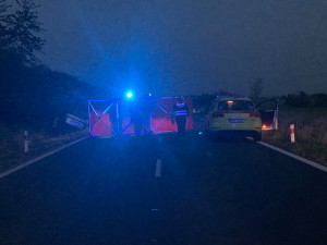 Mezi Olomoucí a Přerovem se střetla dvě osobní auta, dva lidé zemřeli