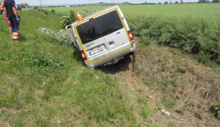 Řidič dodávky sjel z neznámých důvodů ze silnice do příkopu. Utrpěl zranění a byl převezen do nemocnice
