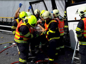 VIDEO: Při nehodě autobusu u Litovle bylo zraněno sedmnáct cestujících. Jde převážně o děti