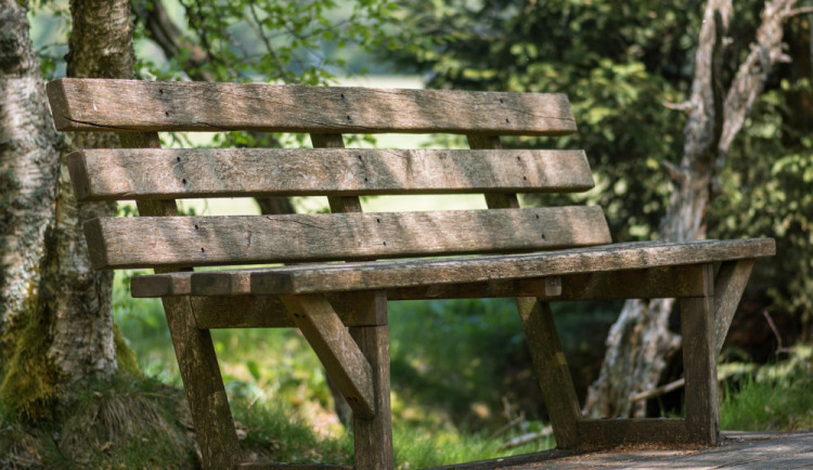 Muž přenocoval na lavičce u nádraží v Přerově. Zloděj mu z ledvinky sebral mobil a peněženku