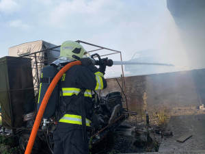FOTO/VIDEO: Při požáru skladovací haly vznikla škoda za osm a půl milionu korun