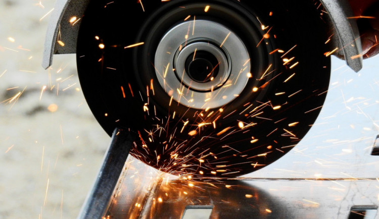 Zloděj se vloupal do zámečnické dílny, ze které si odnesl úhlové brusky a svařovací měděné kabely