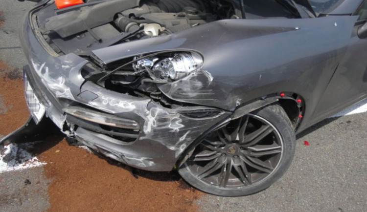 FOTO: Na dálnici u Bělotína havarovalo Porsche. Chvíli poté do auta řidiče, který chtěl pomoct, naboural Fiat