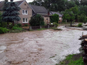 AKTUÁLNĚ: Přívalový déšť trápí obyvatele Senice na Hané nebo Čech pod Kosířem
