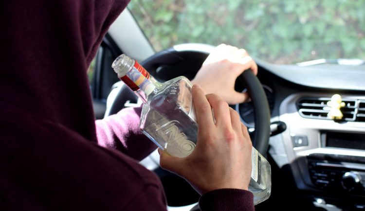 Cítím se na 1,7 promile, řekl řidič, který najížděl na policejní hlídku