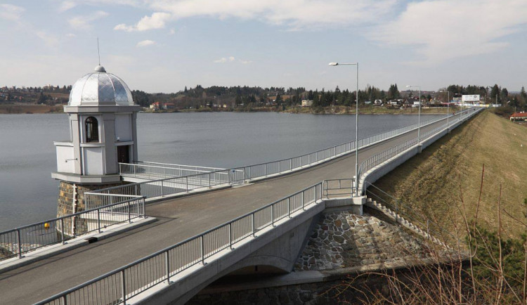 Do kiosku u Plumlovské přehrady se vloupal zloděj. Odnesl si ubrus, cigarety a dřevěnou pokladnu