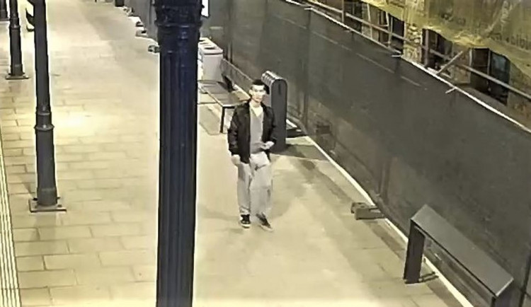 Policie žádá o pomoc veřejnost v případě krádeže peněženky. Zloděj s ukradenou kartou vyrazil na nákupy