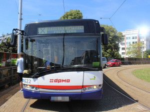 Kvůli bezohlednému řidiči musel na Pražské prudce brzdit autobus. V něm se zranila čtyřletá holčička, řidič ujel