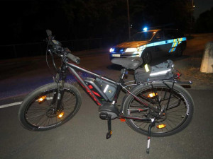Policie pátrá po ženě, která u Bystřičky na kole narazila do jiné cyklistky a ujela