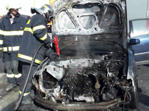 FOTO: Hasiči likvidovali rozsáhlý požár auta, vzplálo kvůli závadě na motoru