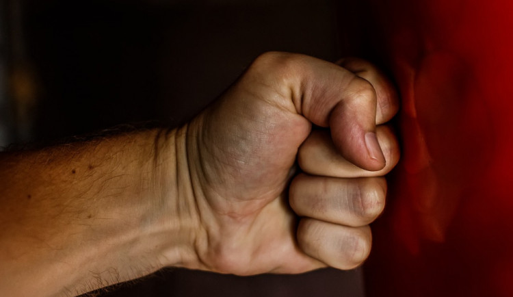 Devatenáctiletý agresor napadl po hádce staršího muže. Mlátil ho pěstmi a kopal do hlavy
