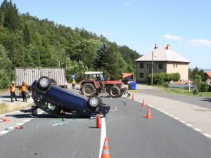 Řidič traktoru nedal přednost řidičce, která jela po hlavní silnici. Žena po srážce skončila v nemocnici