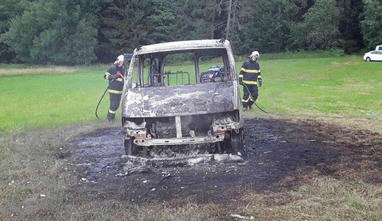 FOTO: Na poli shořela dodávka. Hasiči museli k jejímu ohořelému torzu, protože začala znovu doutnat
