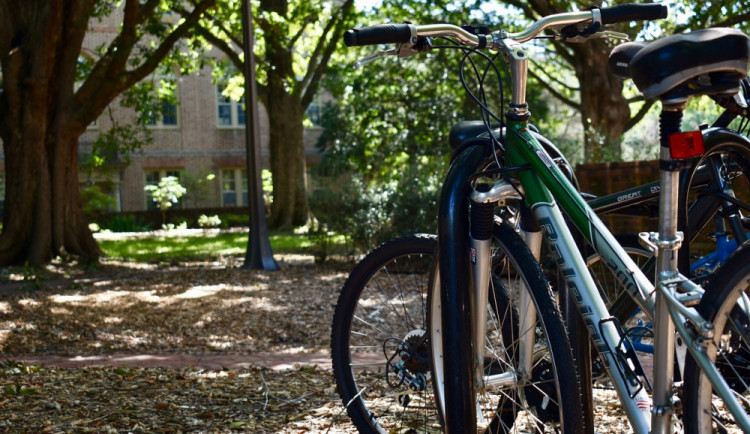 Zloděj ze společné kolárny v domě ukradl dvě uzamknutá horská kola a příslušenství