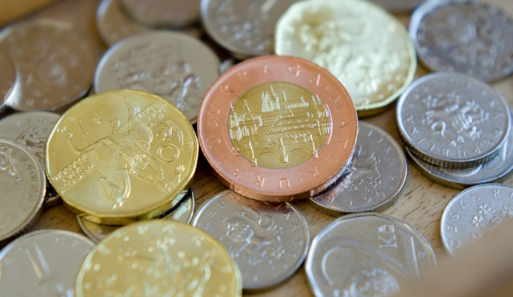 Neznámý muž požádal mladíka o rozměnění peněz. Když vytáhl peněženku, zloděj mu ji vytrhl z ruky a utekl