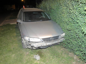 Opilý osmnáctiletý mladík nezvládl řízení. Naboural do plotu a přišel o řidičský průkaz