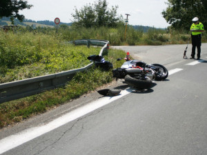 Motorkář jel příliš rychle a narazil do svodidel. Do nemocnice ho transportoval vrtulník