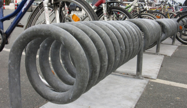 Žena uzamkla trekové kolo do stojanu v areálu olomoucké nemocnice. O den později už na místě nebylo