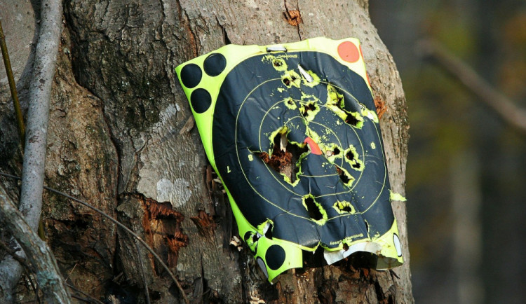 Z rozhodčí věže střelnice zloděj ukradl stovky terčů a kancelářské potřeby