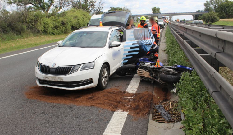 Na dálnici D46 usnul řidič, který naboural do motorkáře. Ten utrpěl zranění a byl letecky přepraven do nemocnice