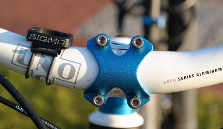 Mladík jedoucí na kole se věnoval tachometru a přejel do protisměru, kde srazil protijedoucího seniora