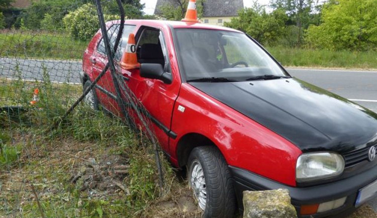 Senior se nevěnoval řízení, dostal smyk a přejel do protisměru, kde naboural do dopravní značky a plotu