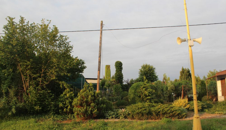 Nad silnicí visel starý kabel rozvodu telefonních linek. Řidič náklaďáku ho po nárazu přetrhl