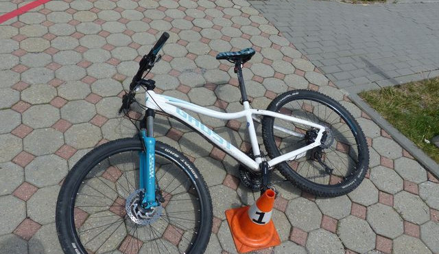 Opilý cyklista chtěl objet kolonu, ale nezvládl řízení a naboural do auta. Po nehodě se snažil utéct