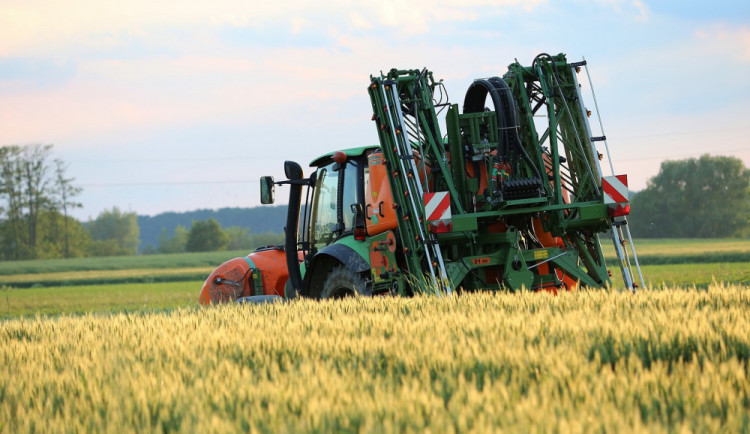 Zloděj přelezl dva metry vysoký plot a ze čtyř traktorů odčerpal 720 litrů nafty
