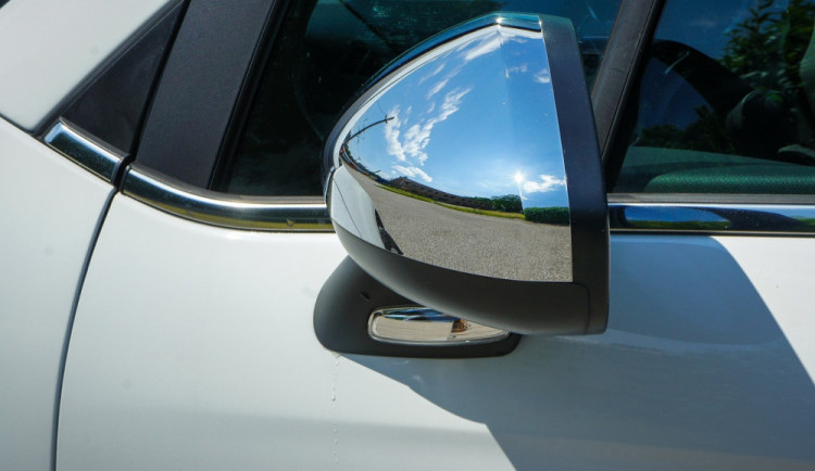 Vandal u zaparkovaných aut propíchal pneumatiky a poškodil zpětná zrcátka