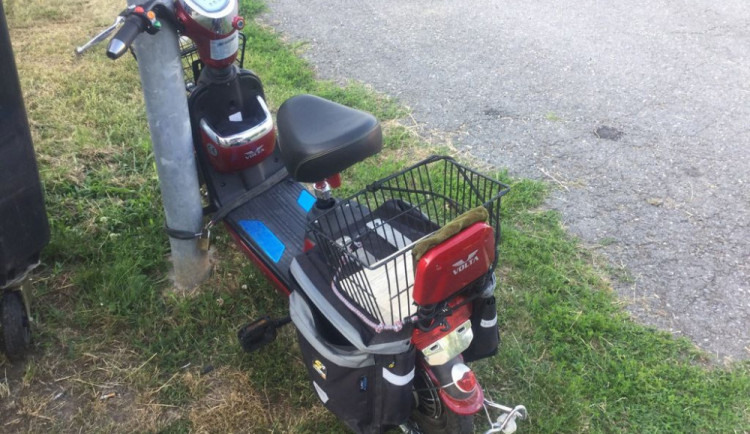 Opilý muž kličkoval na elektrokole v protisměru cestou na hřbitov. Kolemjdoucí museli uskakovat z cesty