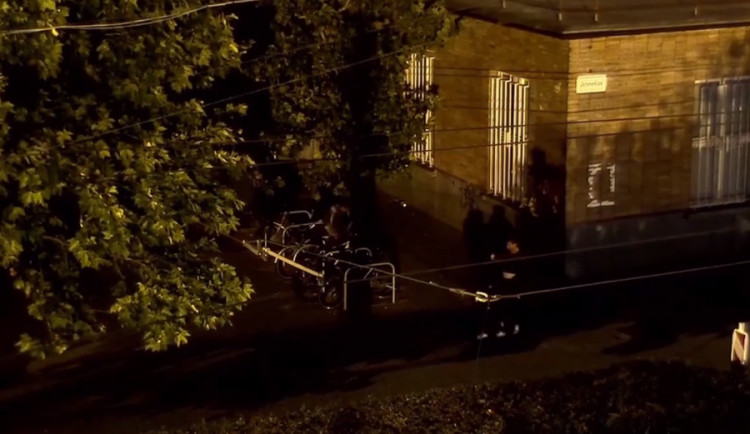 VIDEO: Zloděj kradl kola na hlavním nádraží. Když uviděl strážníky, schoval se do křoví