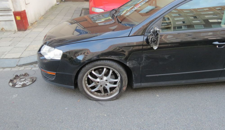 Řidič nezvládl řízení a naboural do zaparkovaného auta. Nadýchal téměř dvě promile