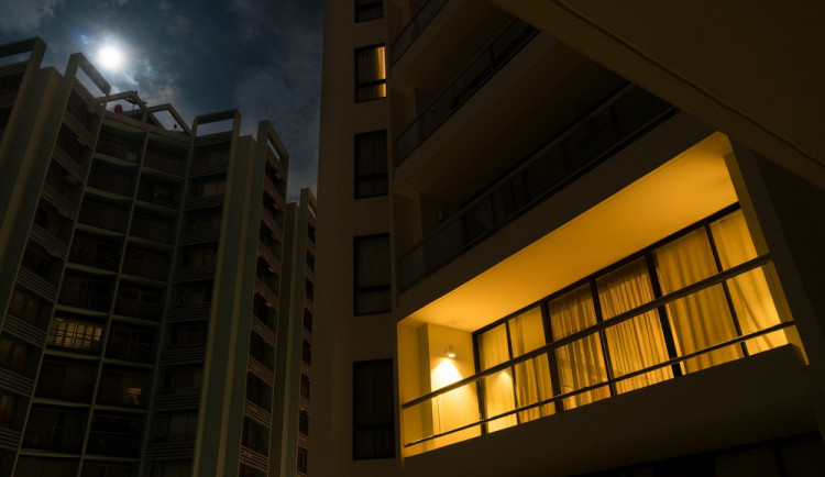 Opilý muž rušil noční klid na návštěvě u bývalé přítelkyně. Hlasitě pokřikoval v chodbě paneláku i před ním