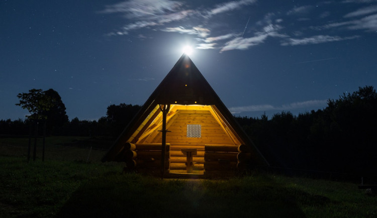 Zloděj prohledal chatu, i když uvnitř spalo několik lidí. Ukradl i inhalátor pro astmatiky a léky