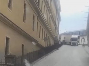 VIDEO: Řidič kamionu nevytočil zatáčku v centru Olomouce. Poškodil pilíř a rozvodnou skříň