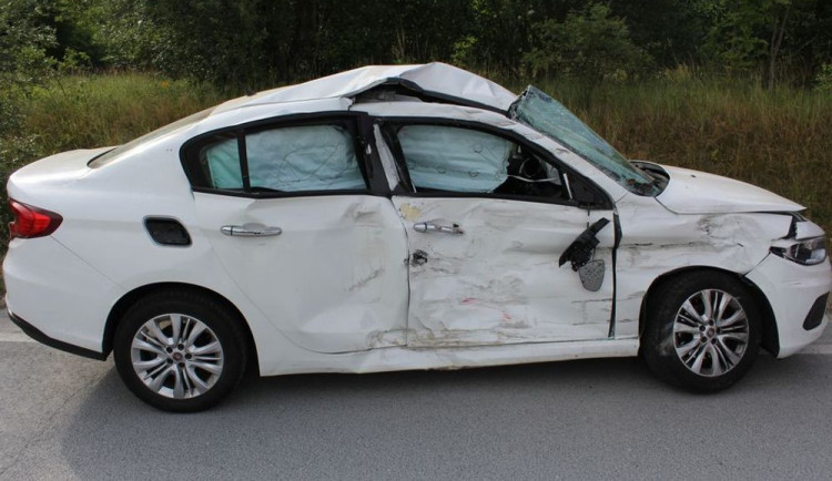 Řidička nedala v křižovatce přednost náklaďáku. Došlo ke srážce a žena utrpěla zranění