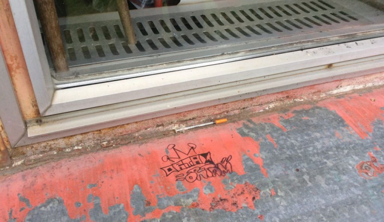 V ulici 17. listopadu našla pracovnice z domu dětí a mládeže injekční stříkačku