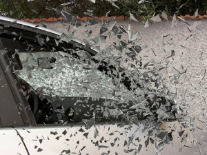 Neznámý zloděj rozbil u zimáku ve Šternberku okénko auta a vůz vykradl