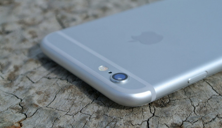 Mladík odložil svůj iPhone na střechu auta a odjel k čerpací stanici, kde mobil začal postrádat