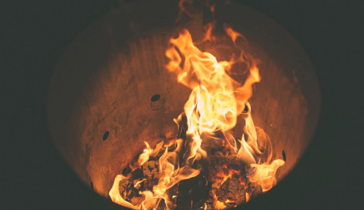 Tři kontejnery na tříděný odpad hořely v noci u nádraží ve Skrbeni