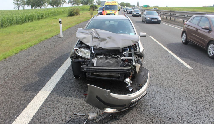 Na dálnici D46 se srazilo osobní auto s náklaďákem. Spolujezdkyně utrpěla zranění a skončila v nemocnici