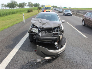 Na dálnici D46 se srazilo osobní auto s náklaďákem. Spolujezdkyně utrpěla zranění a skončila v nemocnici
