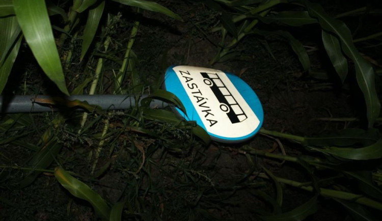 FOTO: Opilý řidič narazil do stromů, dopravních značek a nakonec havaroval v kukuřičném poli