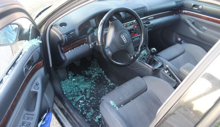 Řidič srazil na křižovatce cyklistu. Ten se zranil a byl převezen do nemocnice